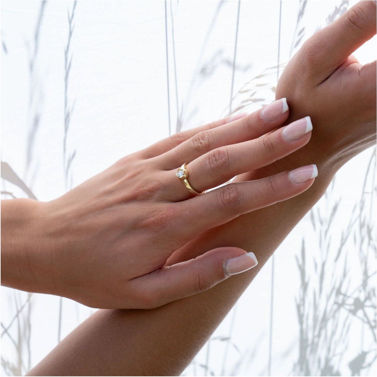 Eleganter Goldring mit Blütenfassung