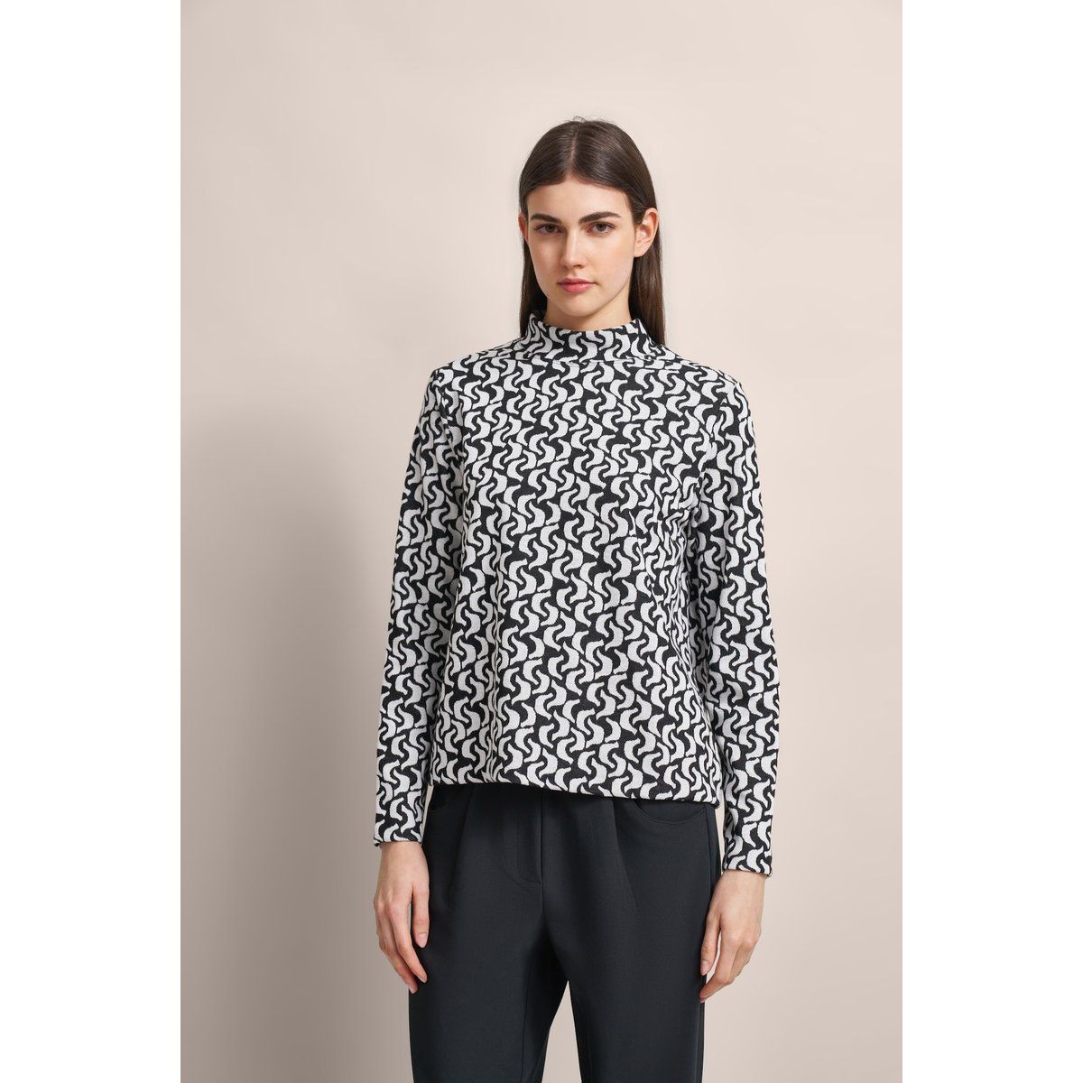 Top mit grafischem Print und Stehkragen