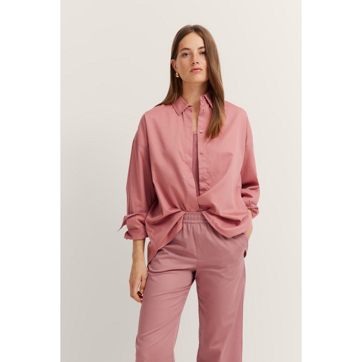 Hemdbluse aus Baumwoll-Satin mit Rundsaum