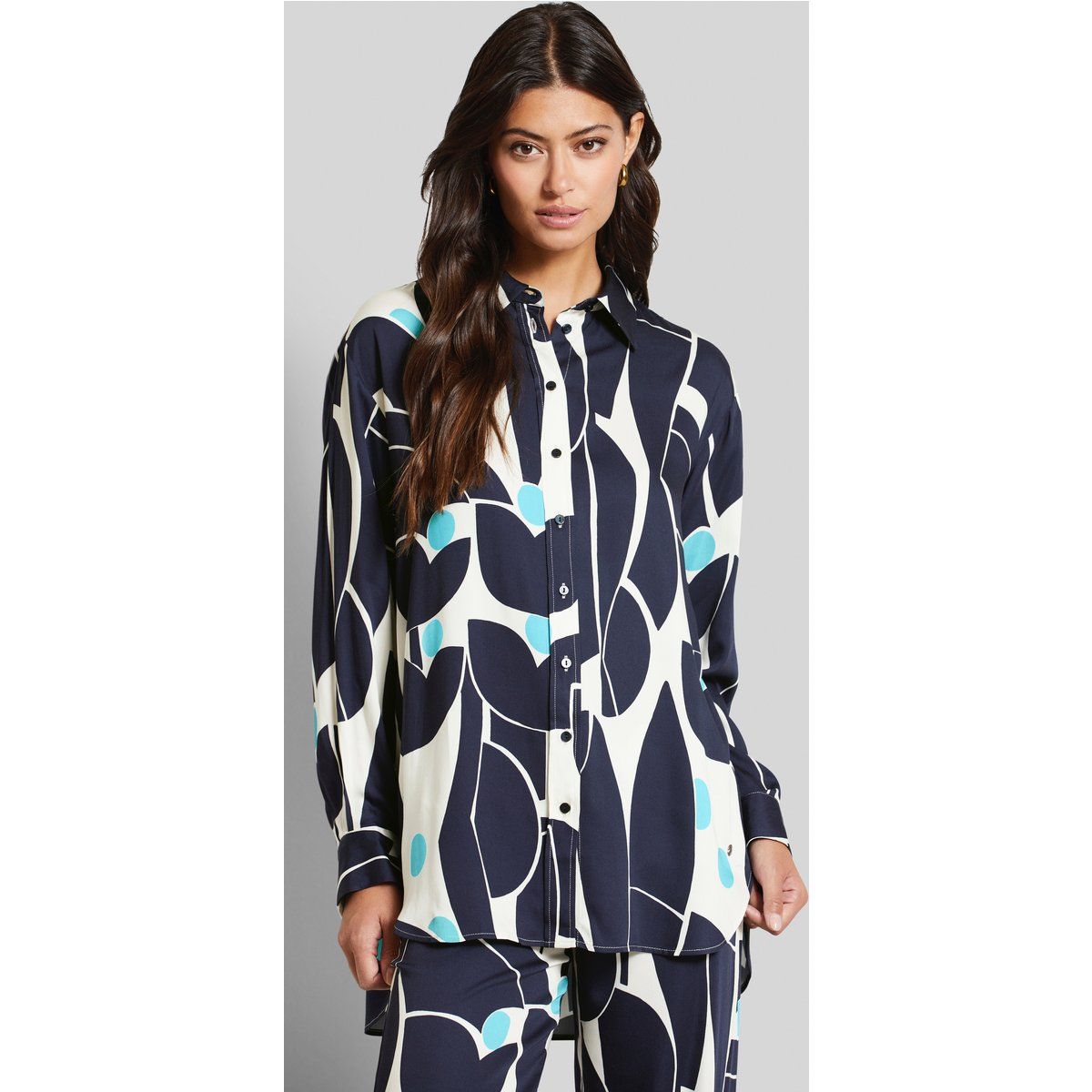 Fließende Long-Bluse mit abstraktem Print