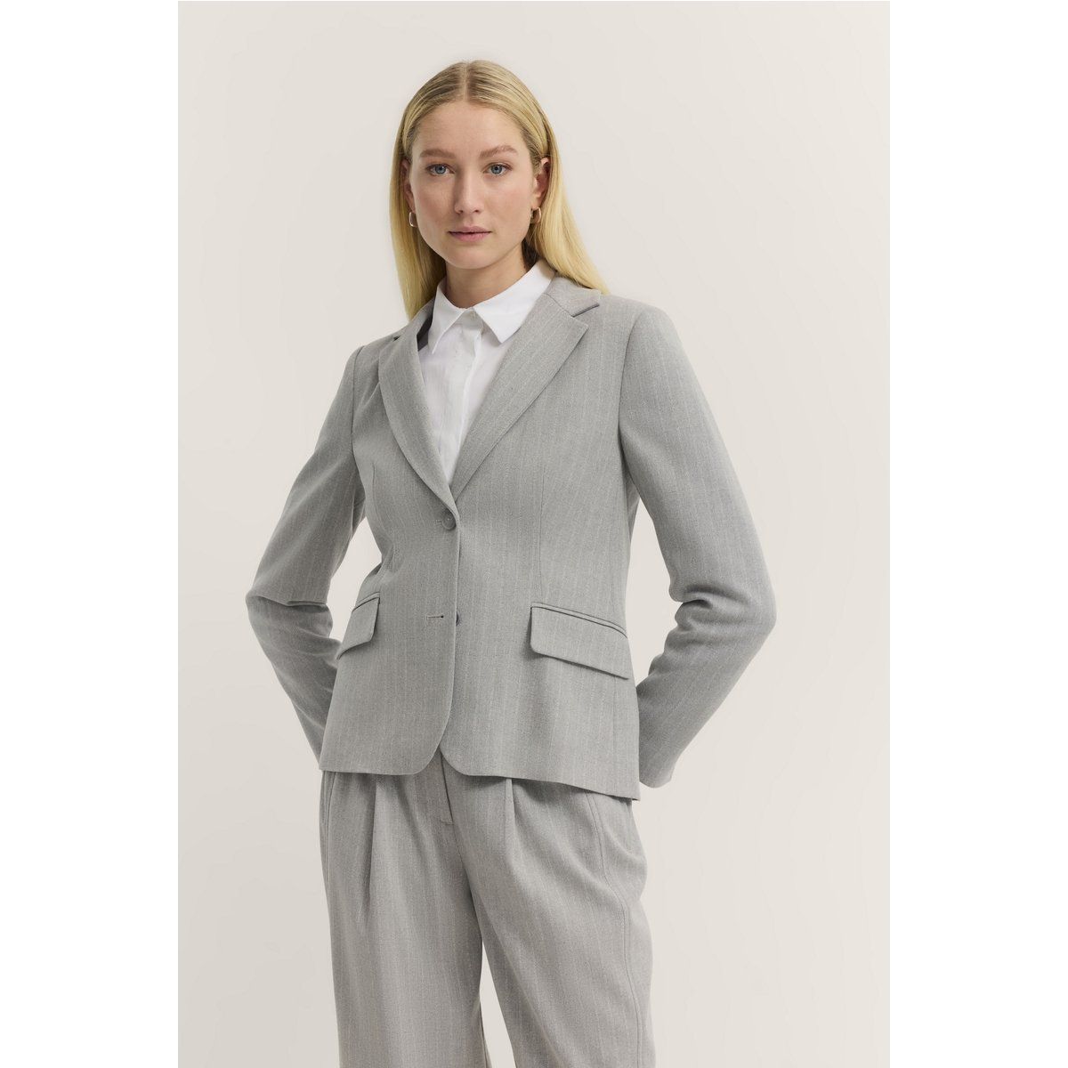 Eleganter gestreifter 2-Knopf-Blazer