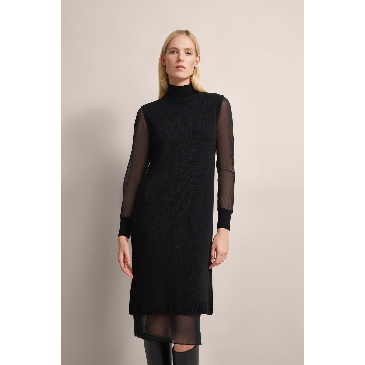 Strickkleid mit transparenten Lagen