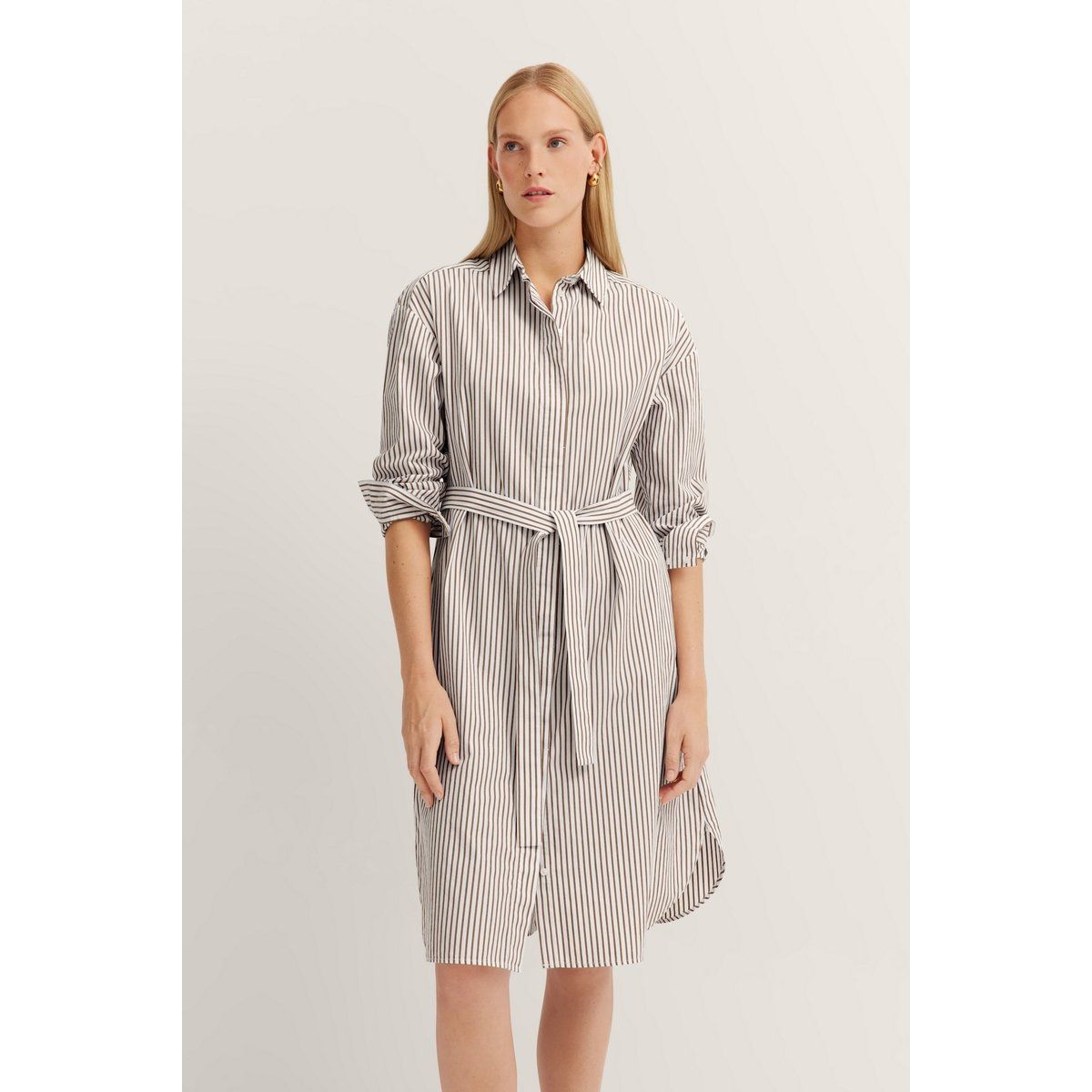 Gestreiftes Hemdblusenkleid mit Bindegürtel