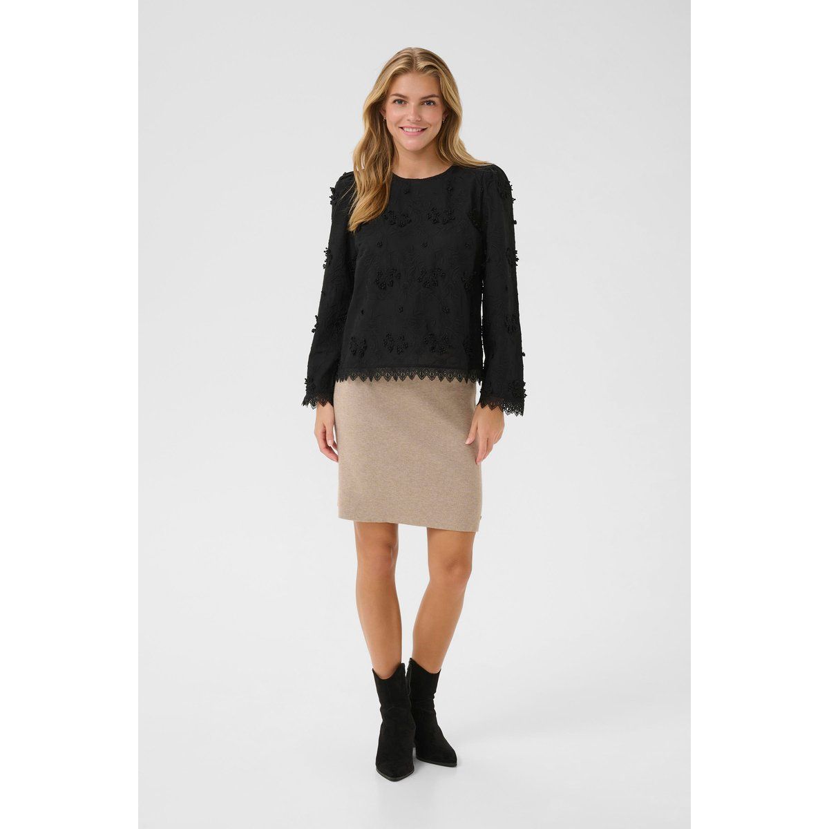 Bestickte Blumenbluse mit Spitze