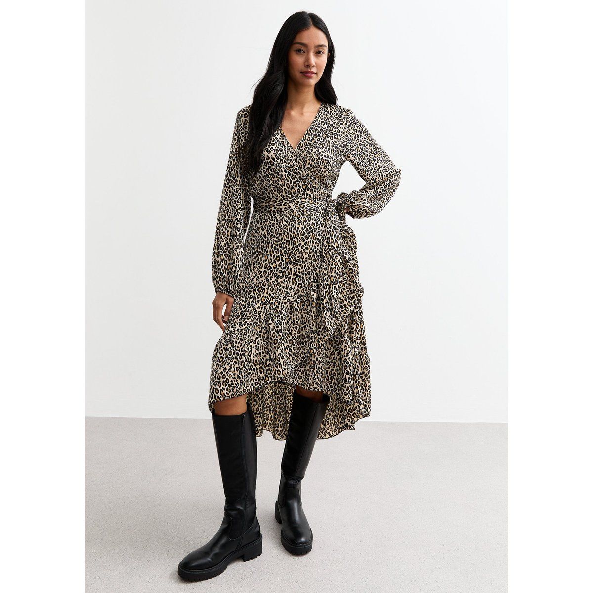 Wickelkleid mit Leopardenmuster und Rüschen