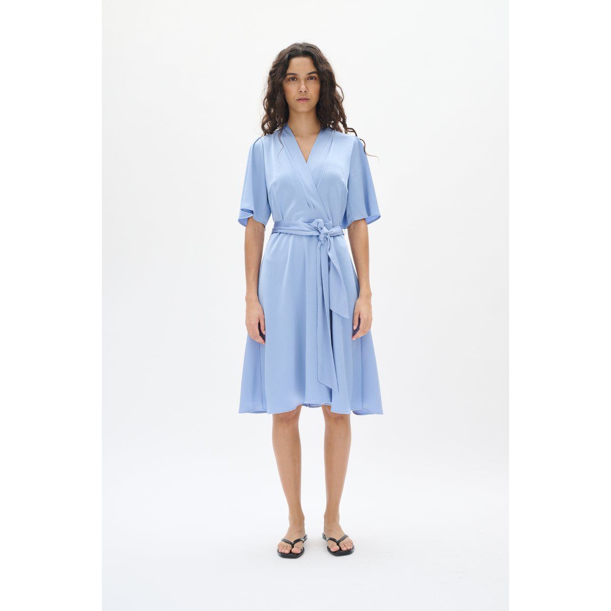 Strukturiertes Wickelkleid mit Gürtel