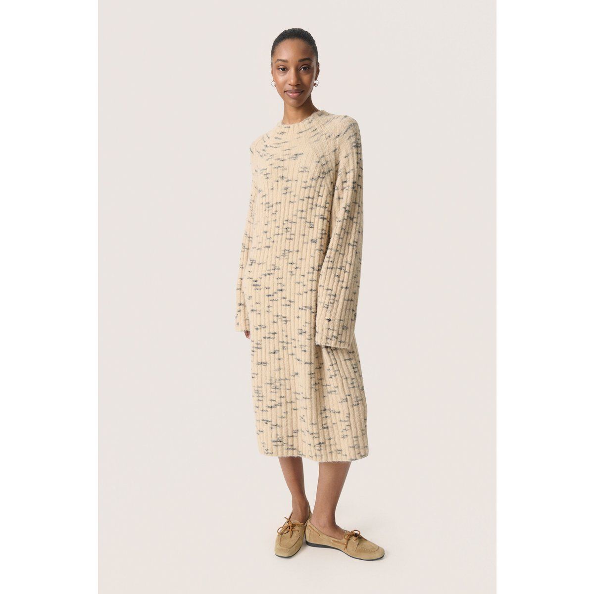 Lockeres Midi-Kleid aus Rippstrick