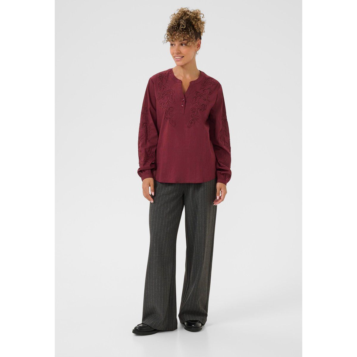 Bestickte Bluse mit V-Ausschnitt
