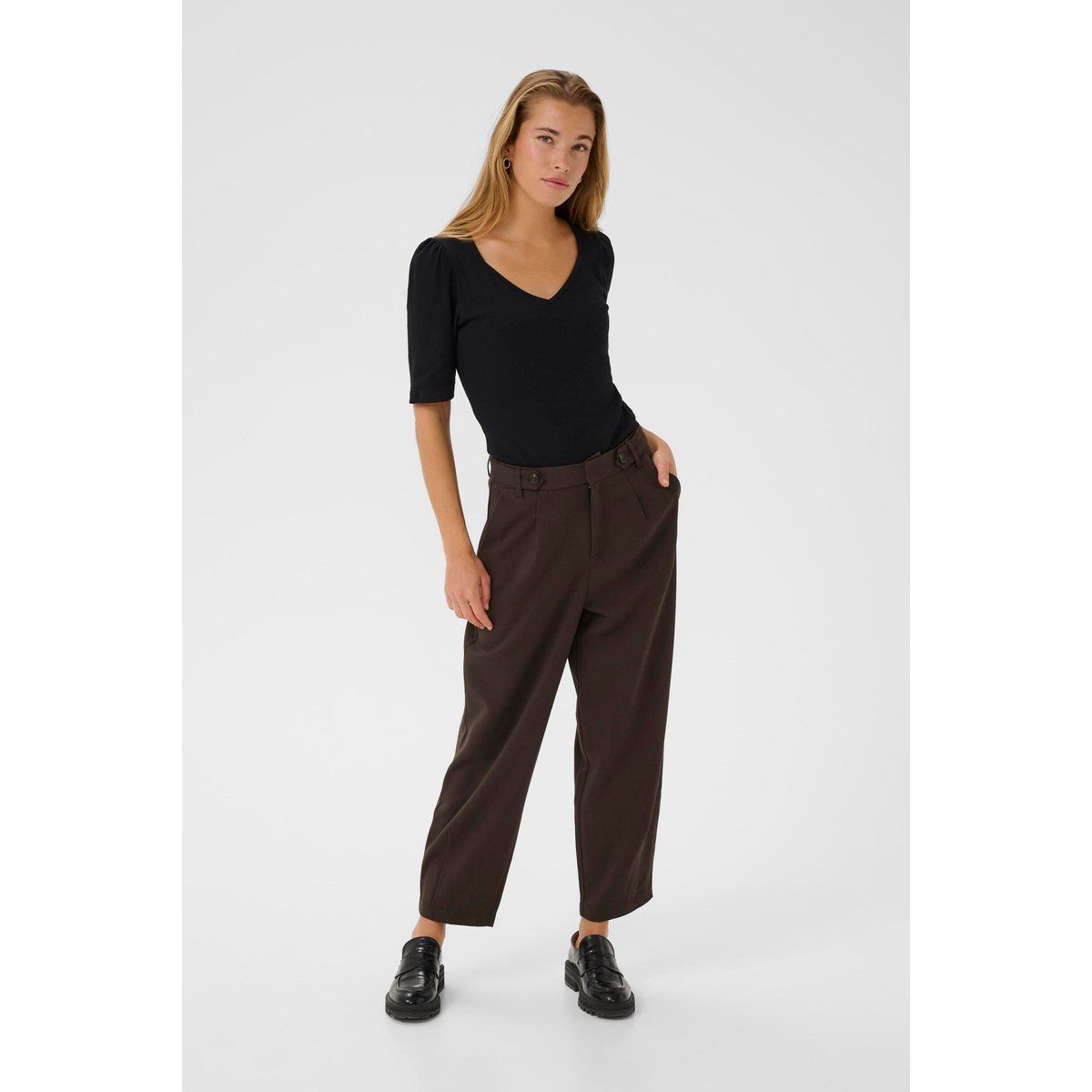 Hochgeschnittene verkürzte Hose mit geradem Bein