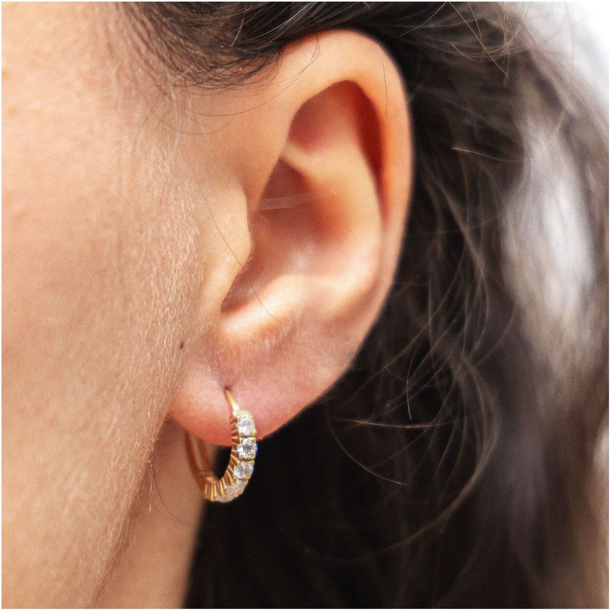 Elegante Creolen mit Zirkonia-Steinen