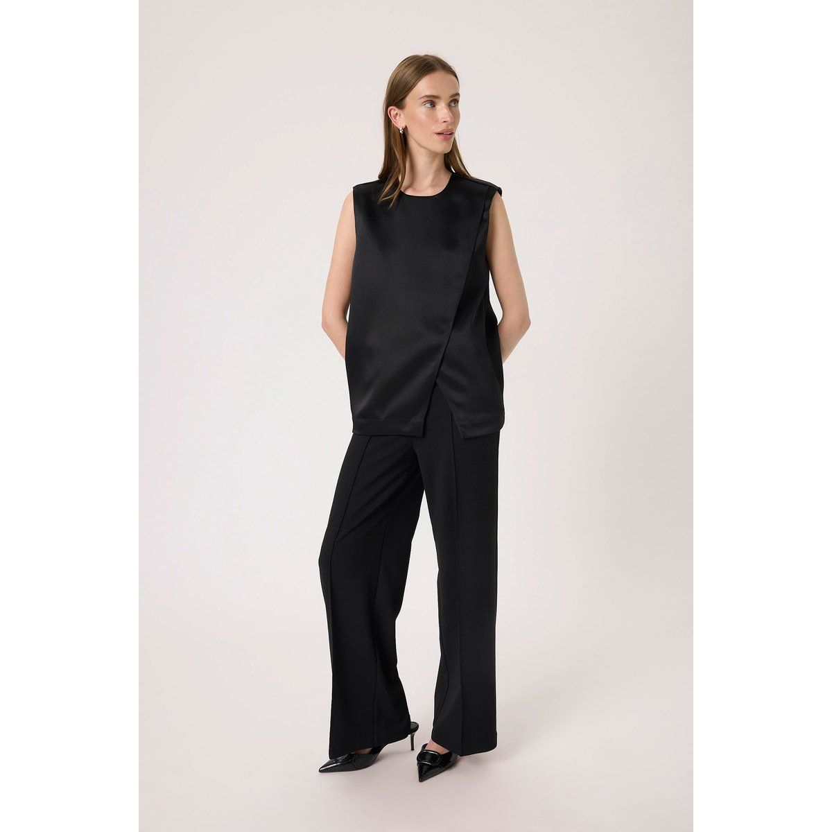 Ärmelloses Satin-Top mit Asymmetrie