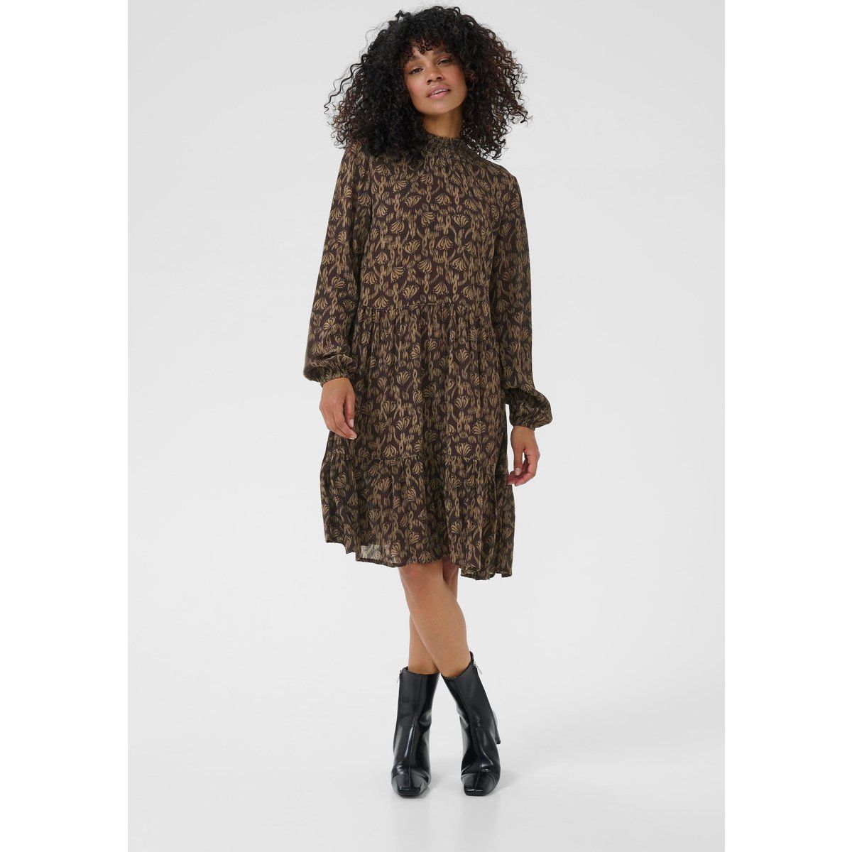 Fließendes gestuftes Midi-Kleid mit Muster