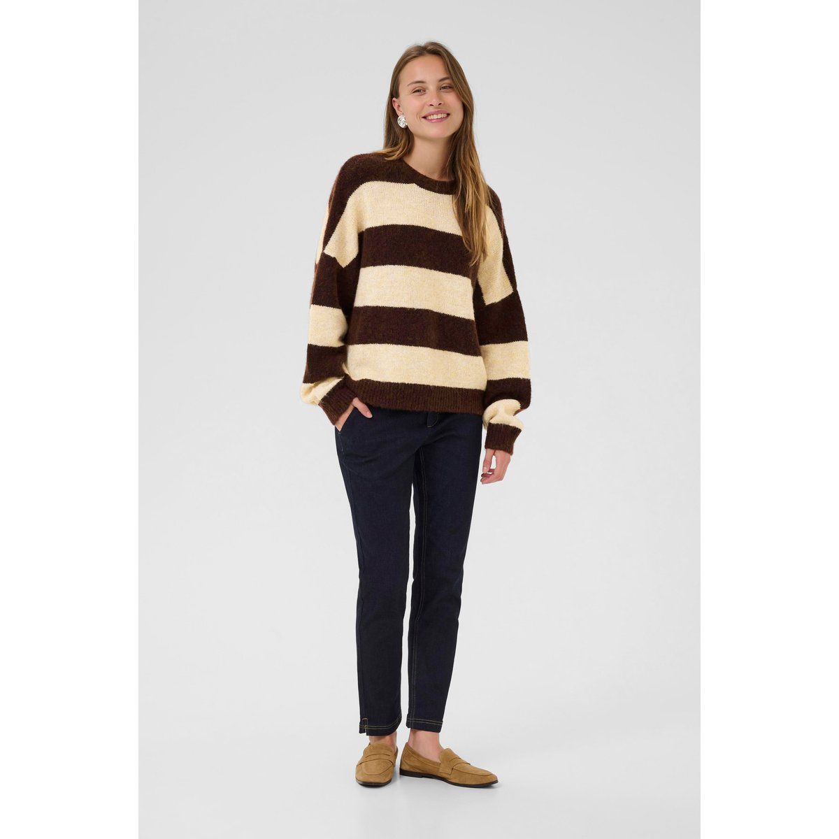 Gestreifter Oversize-Strickpullover mit Rundhalsausschnitt