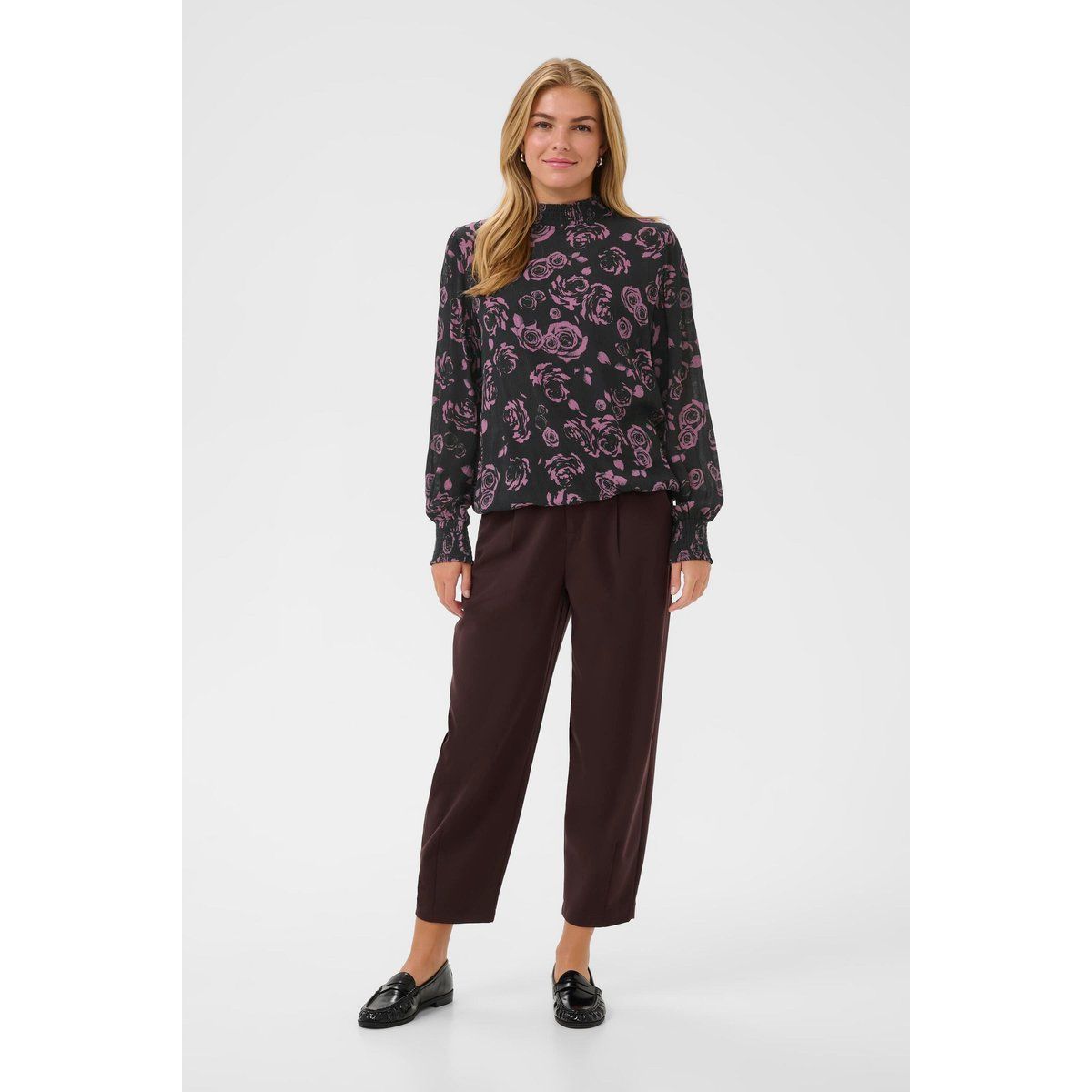 Florale Stehkragenbluse mit Rüschen