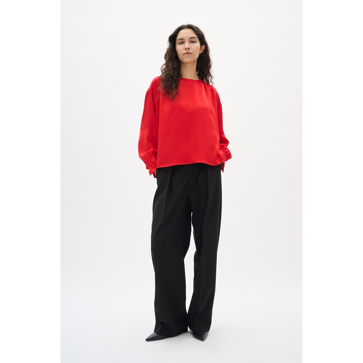 Lockere Satinbluse mit breiten Manschetten