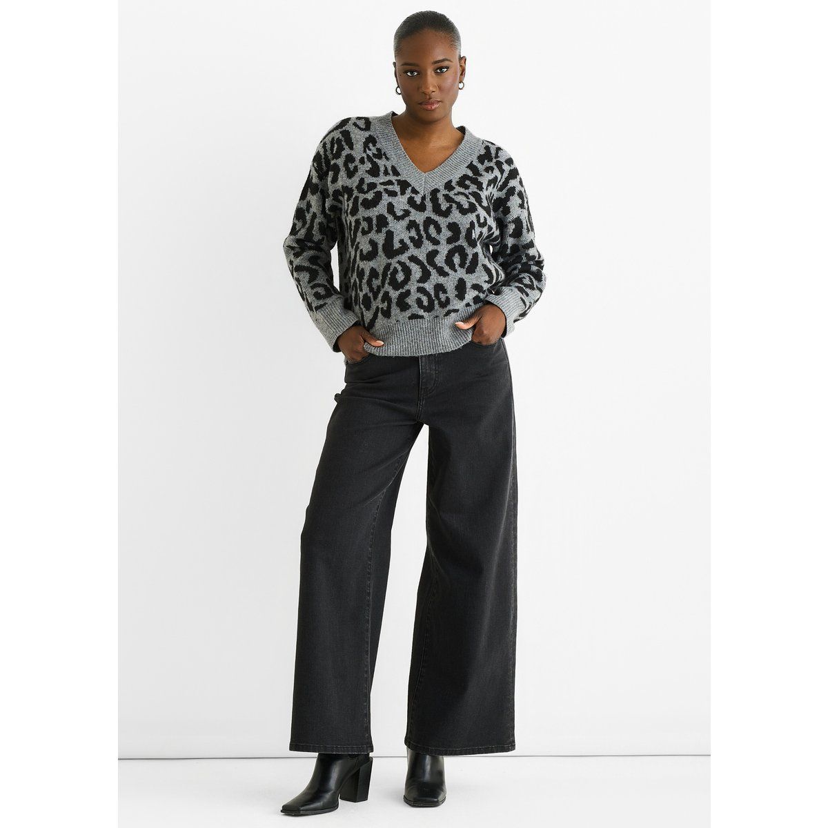 V-Ausschnitt-Pullover mit Tierprint