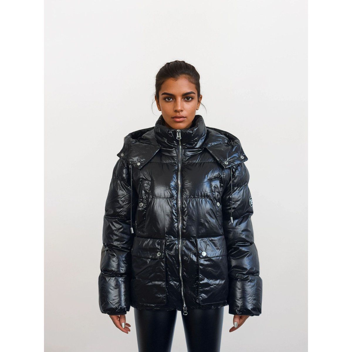 Glänzende Oversize-Steppjacke mit Kapuze