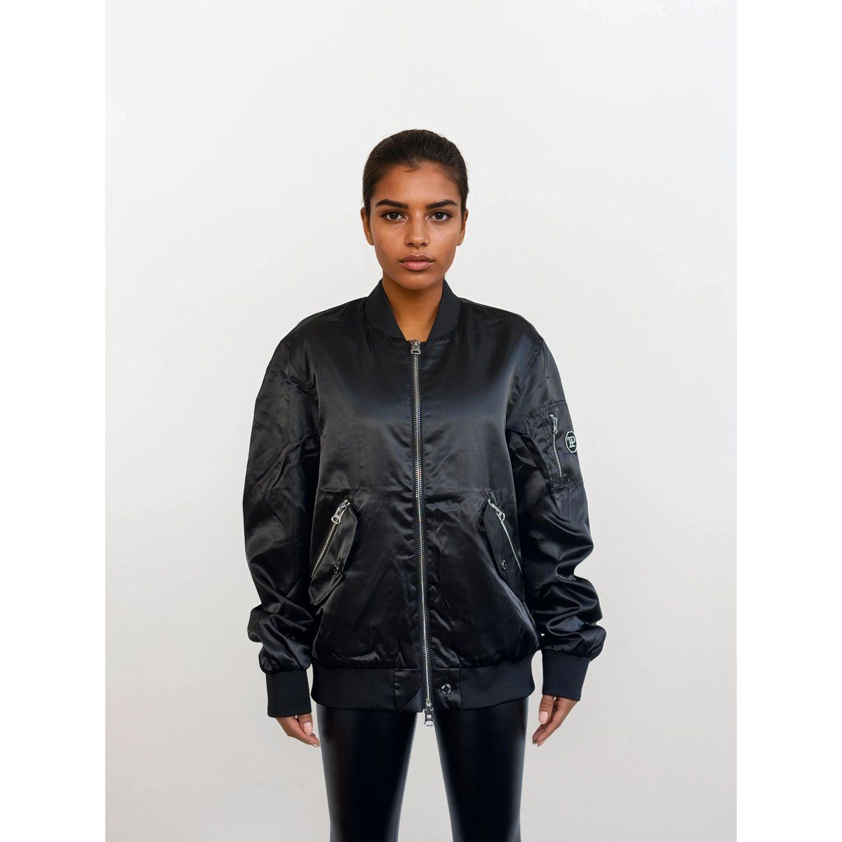 Klassische Bomberjacke mit Satin-Finish