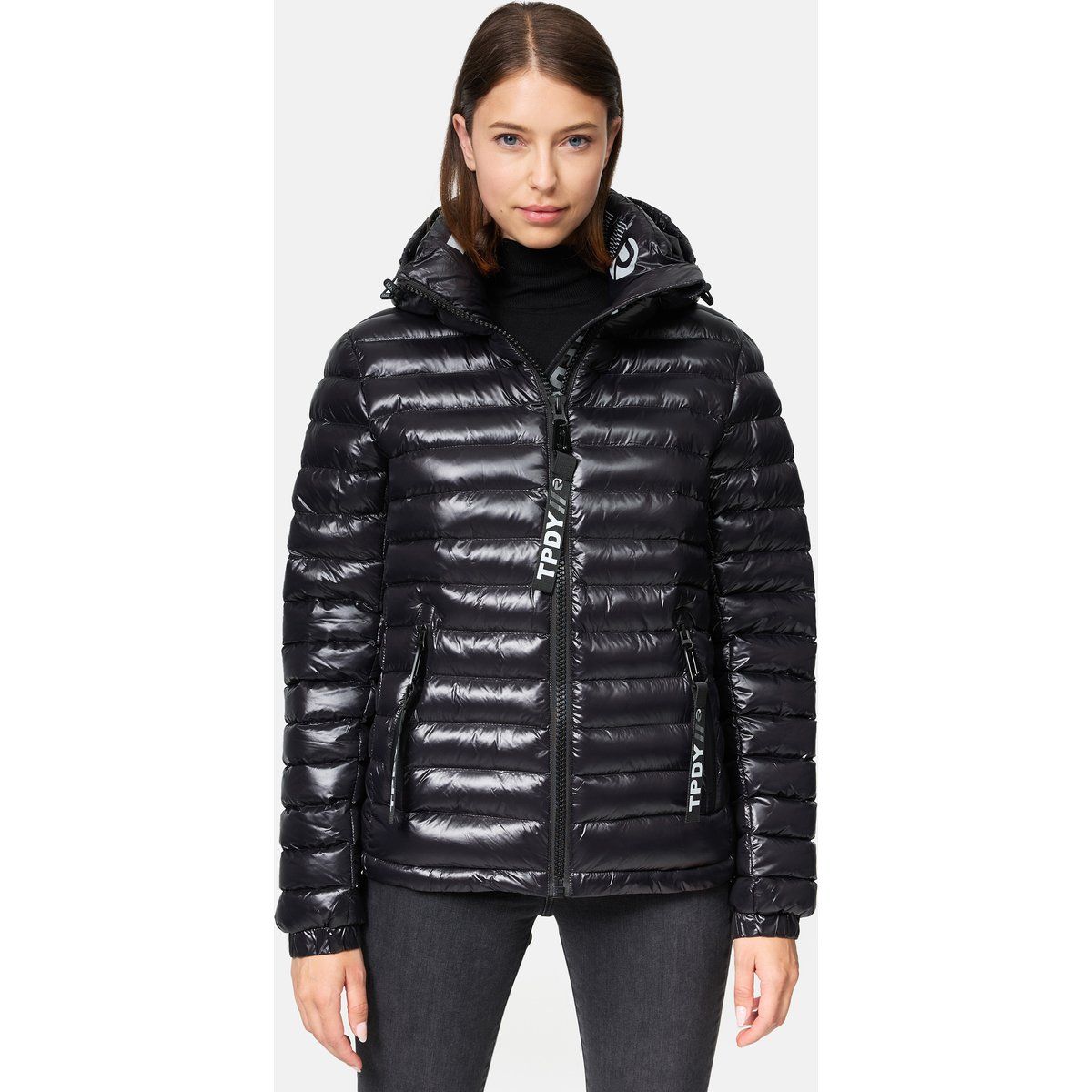 Glänzende Steppjacke mit Kapuze