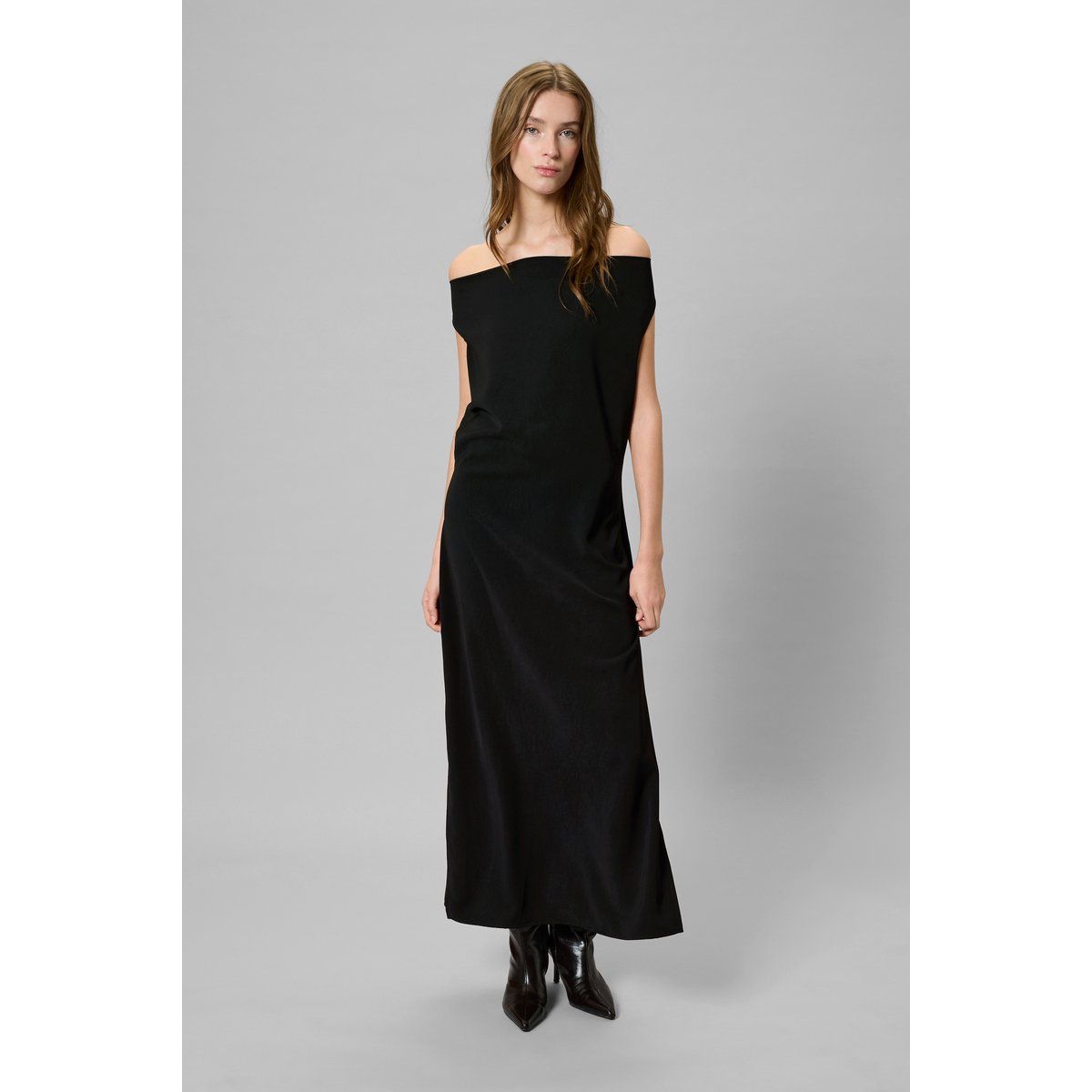 Minimalistisches Off-Shoulder Maxikleid
