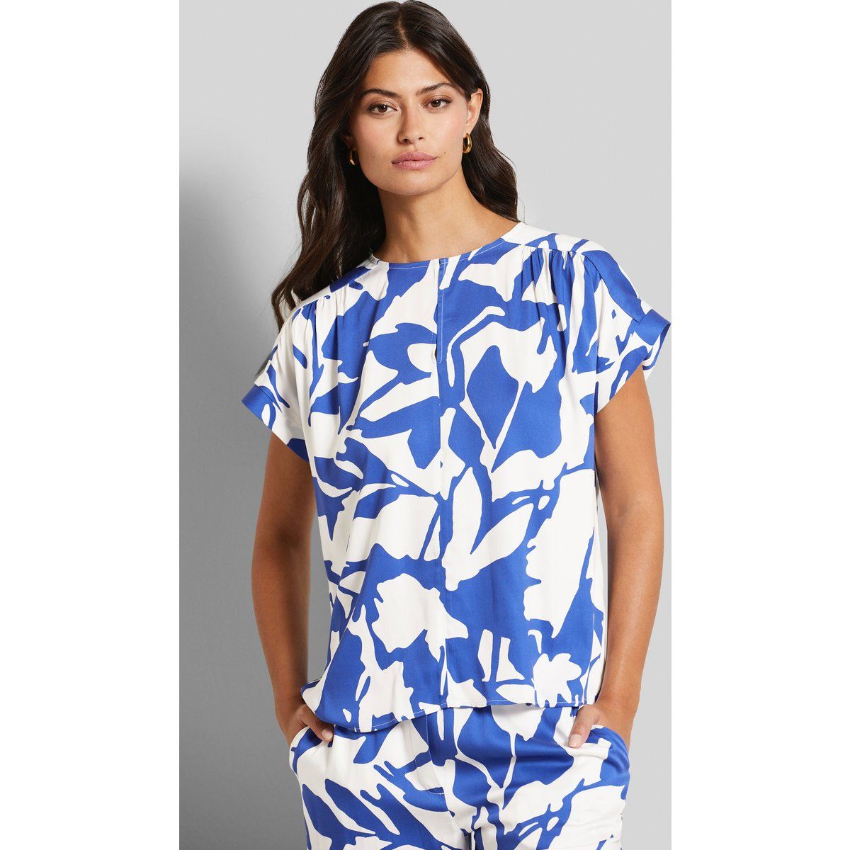 Bluse mit Blumenmuster und überschnittenen Schultern