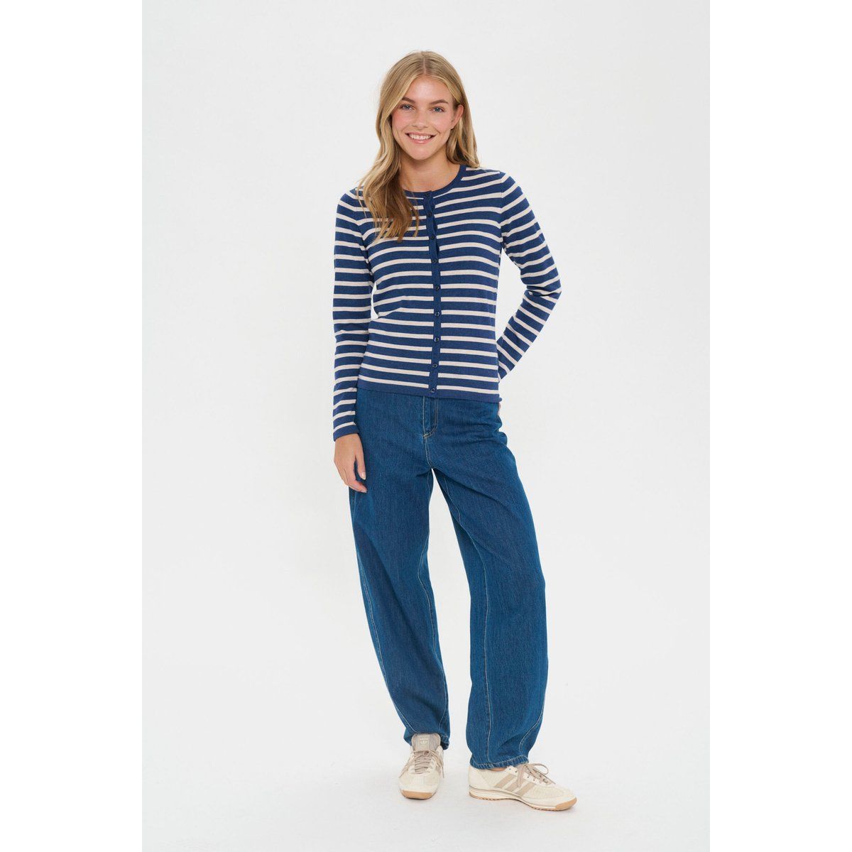 Gestreifte Strickjacke mit Rundhalsausschnitt