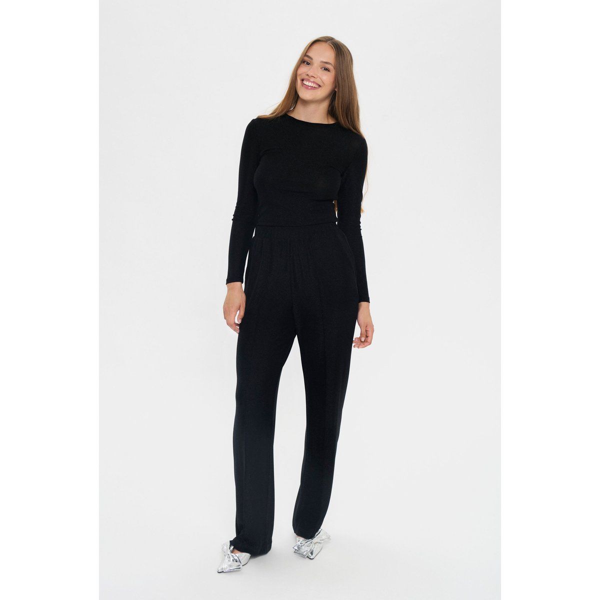 Entspannte schimmernde Hose mit weitem Bein