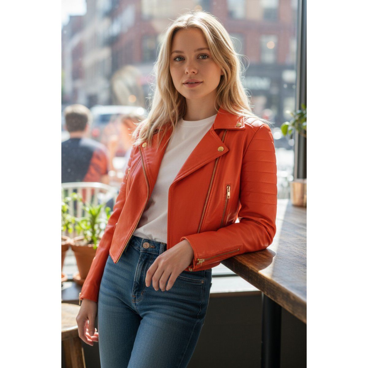 Kurze Lederjacke im Biker-Stil