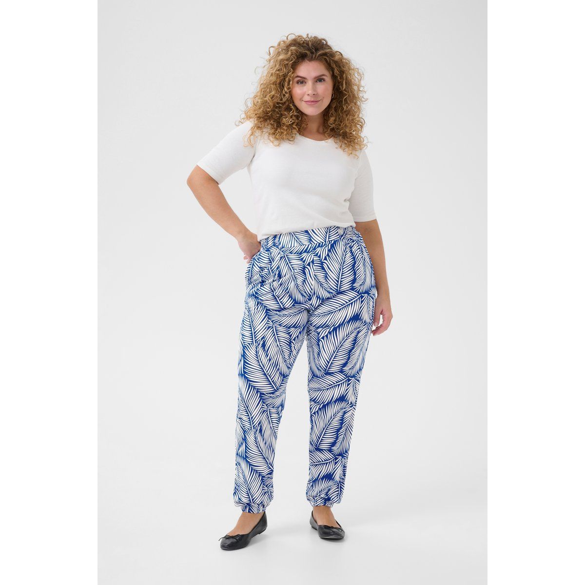 Tapered Jogginghose mit Palmblatt-Print