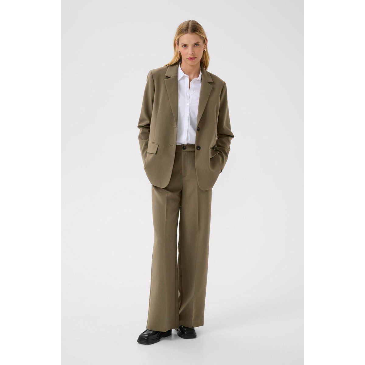 Weit geschnittene Hose mit mittlerem Bund