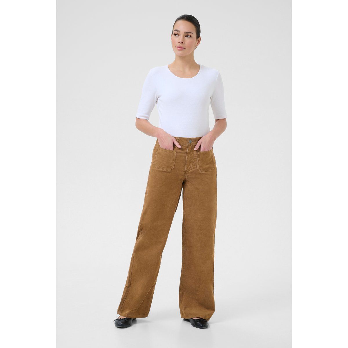 Hoch taillierte Cordhose mit weitem Bein