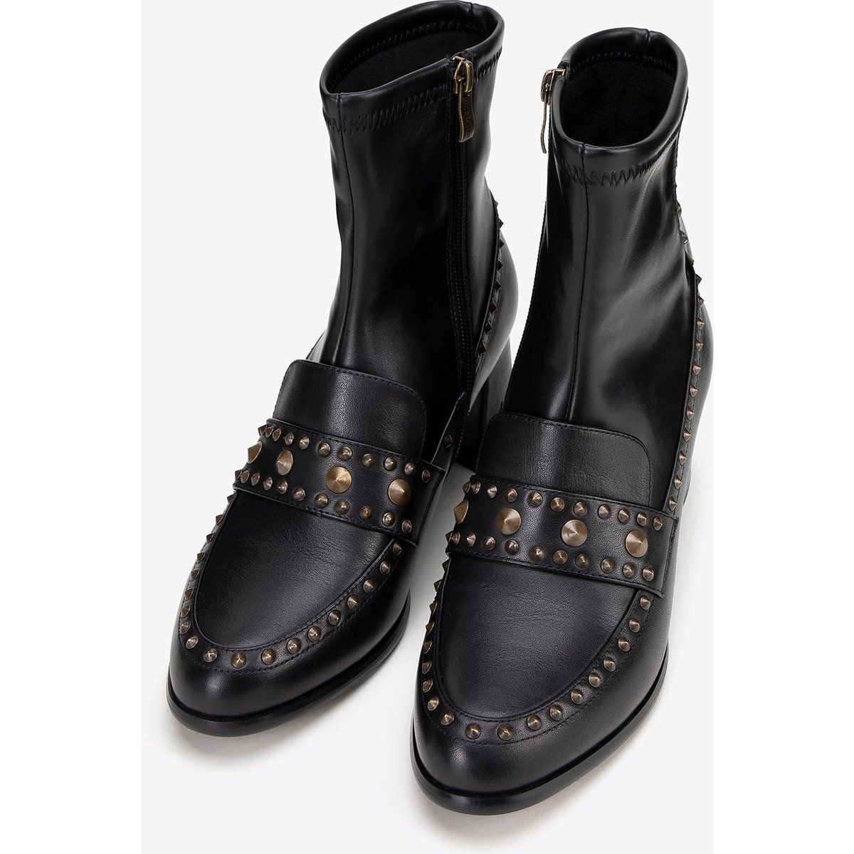 Lederstiefeletten mit Nieten und Blockabsatz