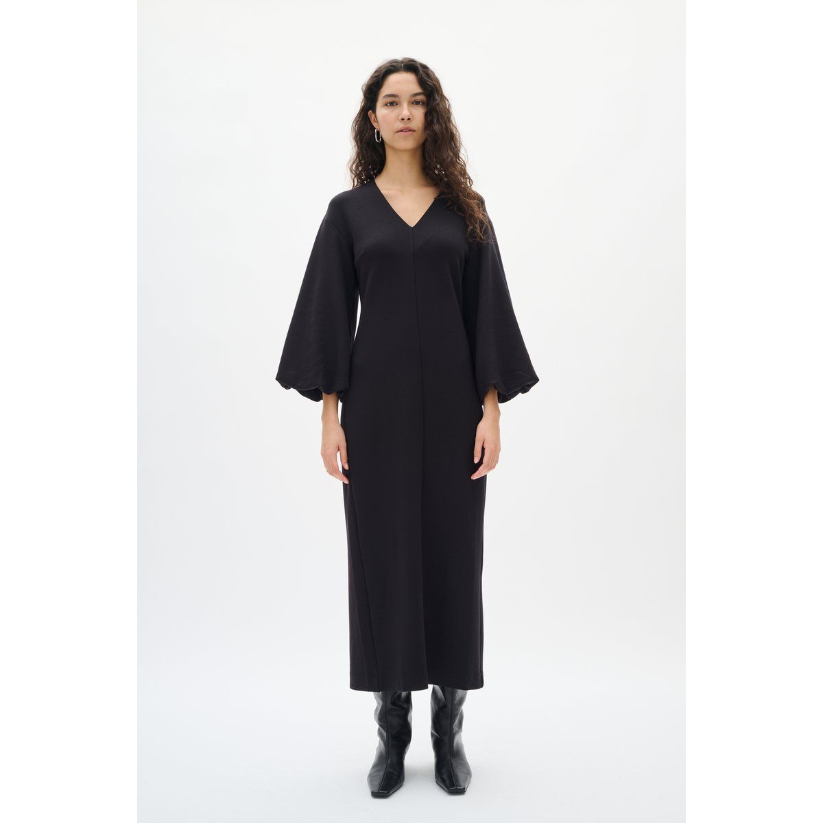 Minimalistisches Maxikleid mit Ballonärmeln