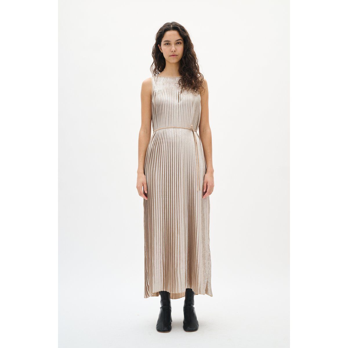 Plissiertes ärmelloses Midikleid mit Gürtel