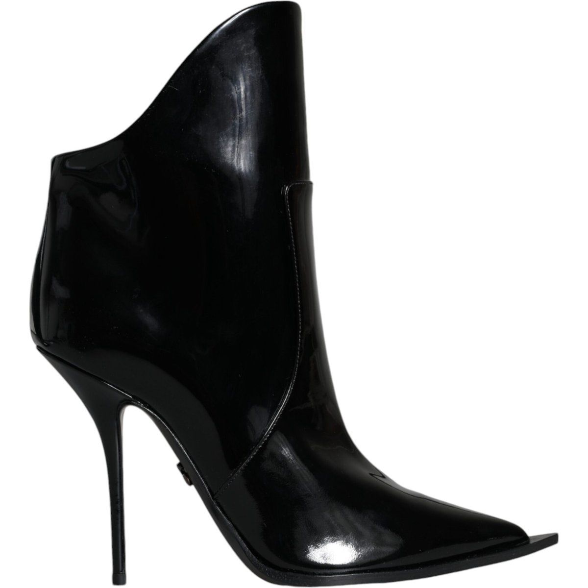 Skulpturale Lackleder-Stiefeletten mit Stiletto-Absatz