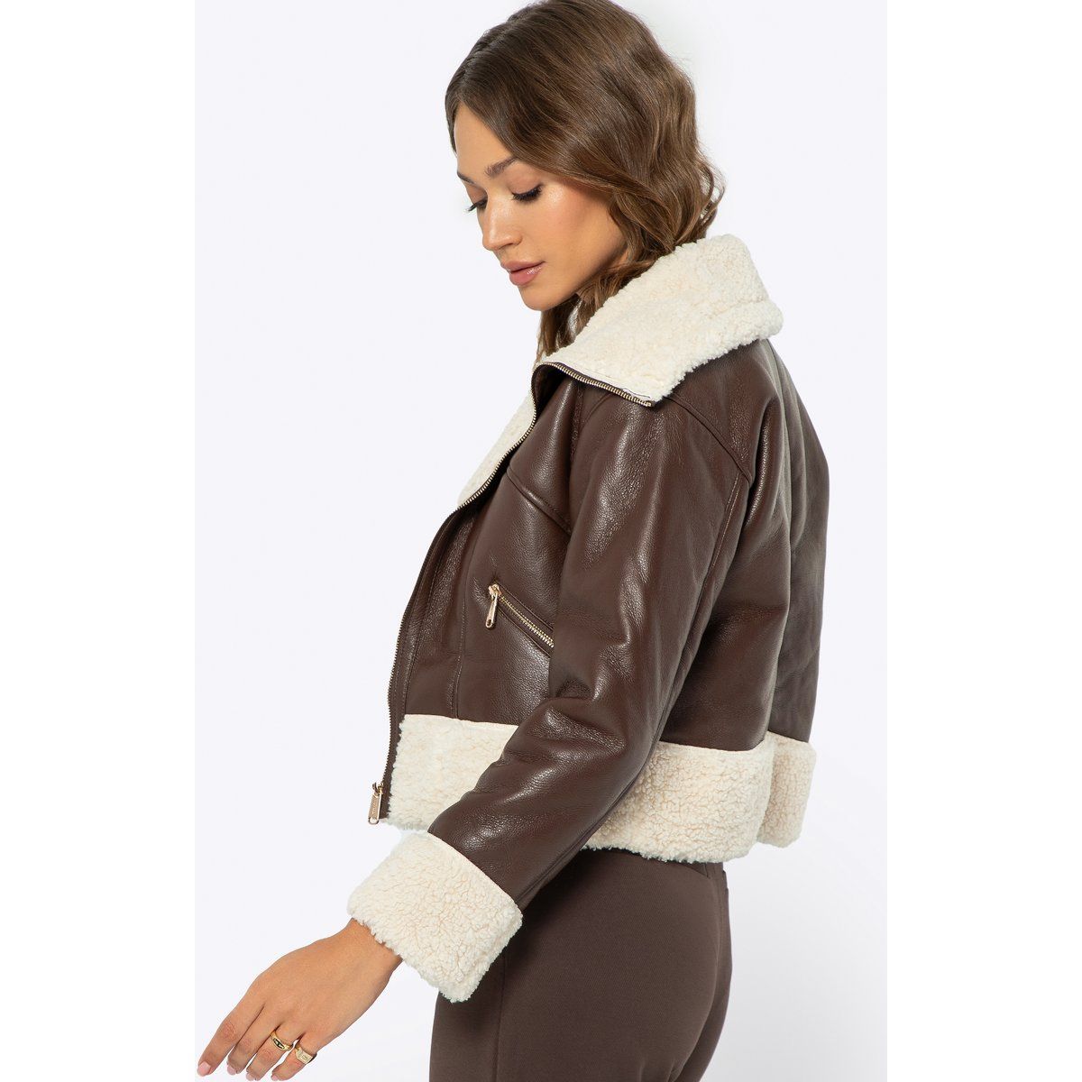 Kurze Kunstlederjacke mit Shearling-Besatz
