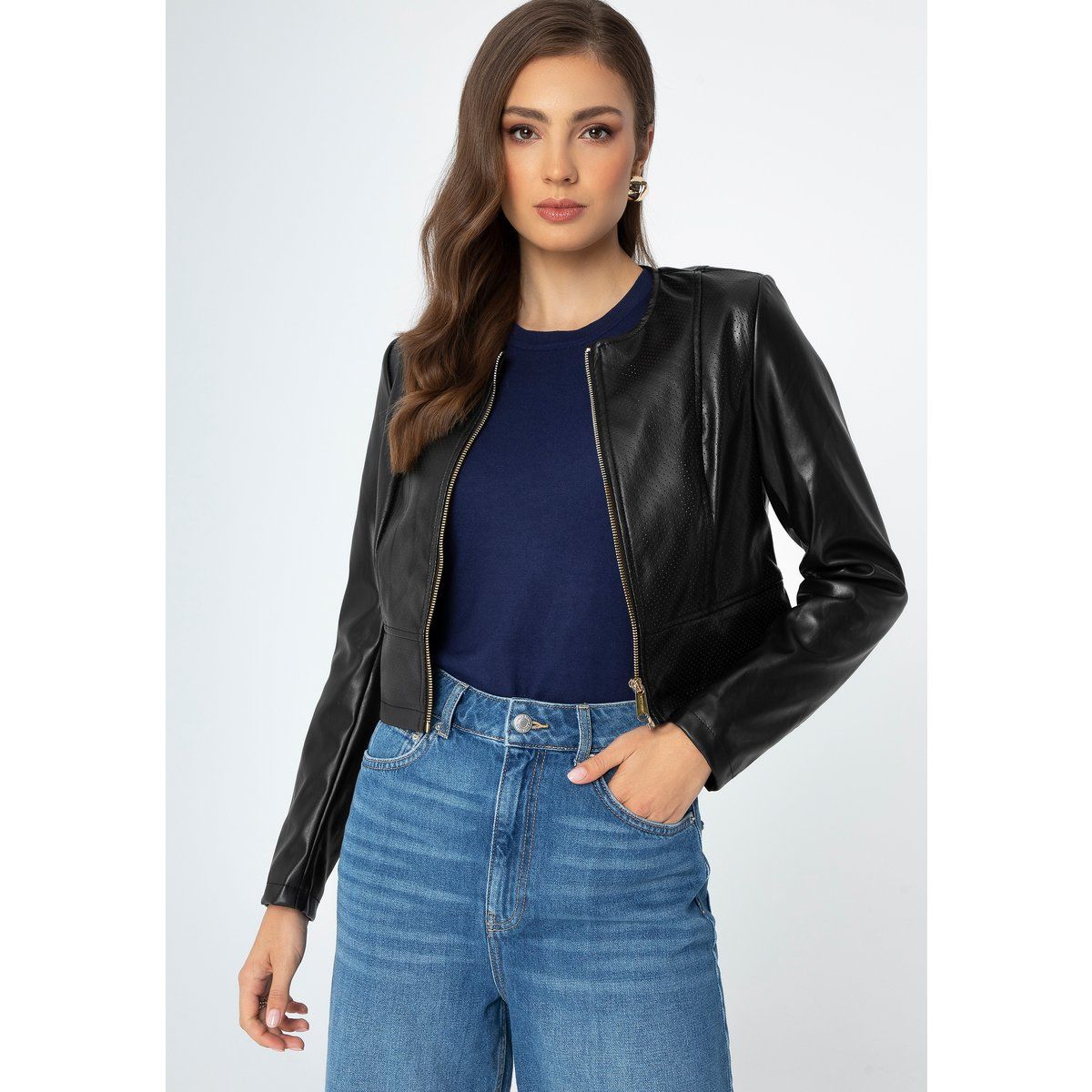 Kurze Kunstlederjacke mit Perforationen