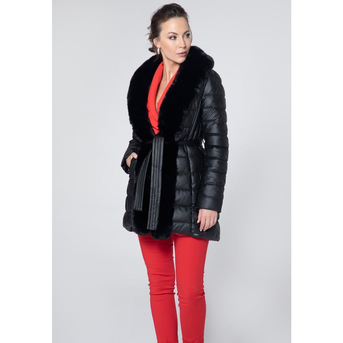 Gesteppte Kunstlederjacke mit Pelzbesatz
