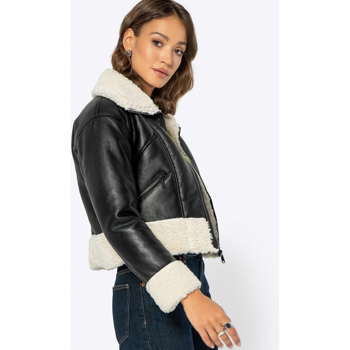Kurze Kunstlederjacke mit Lammfell-Optik