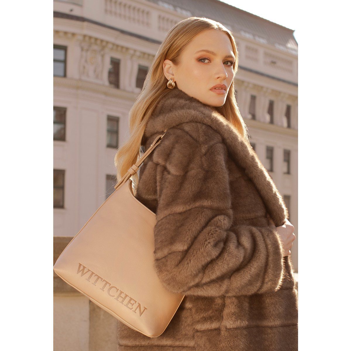 Elegante Hobo-Tasche mit Logo-Prägung