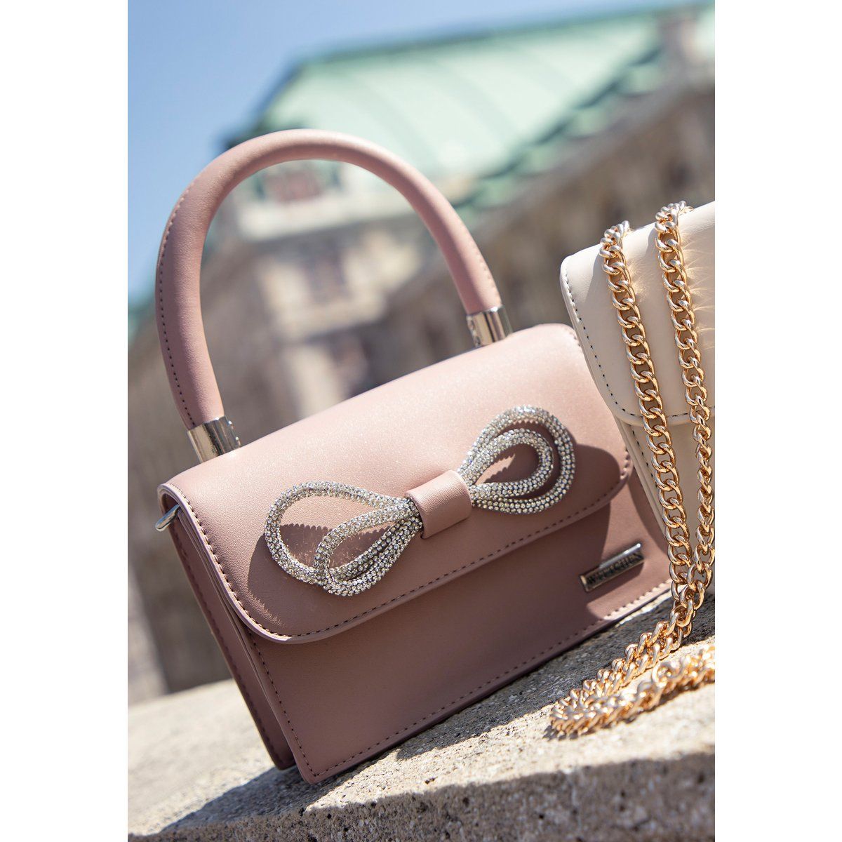 Elegante Handtasche mit Kristallschleife