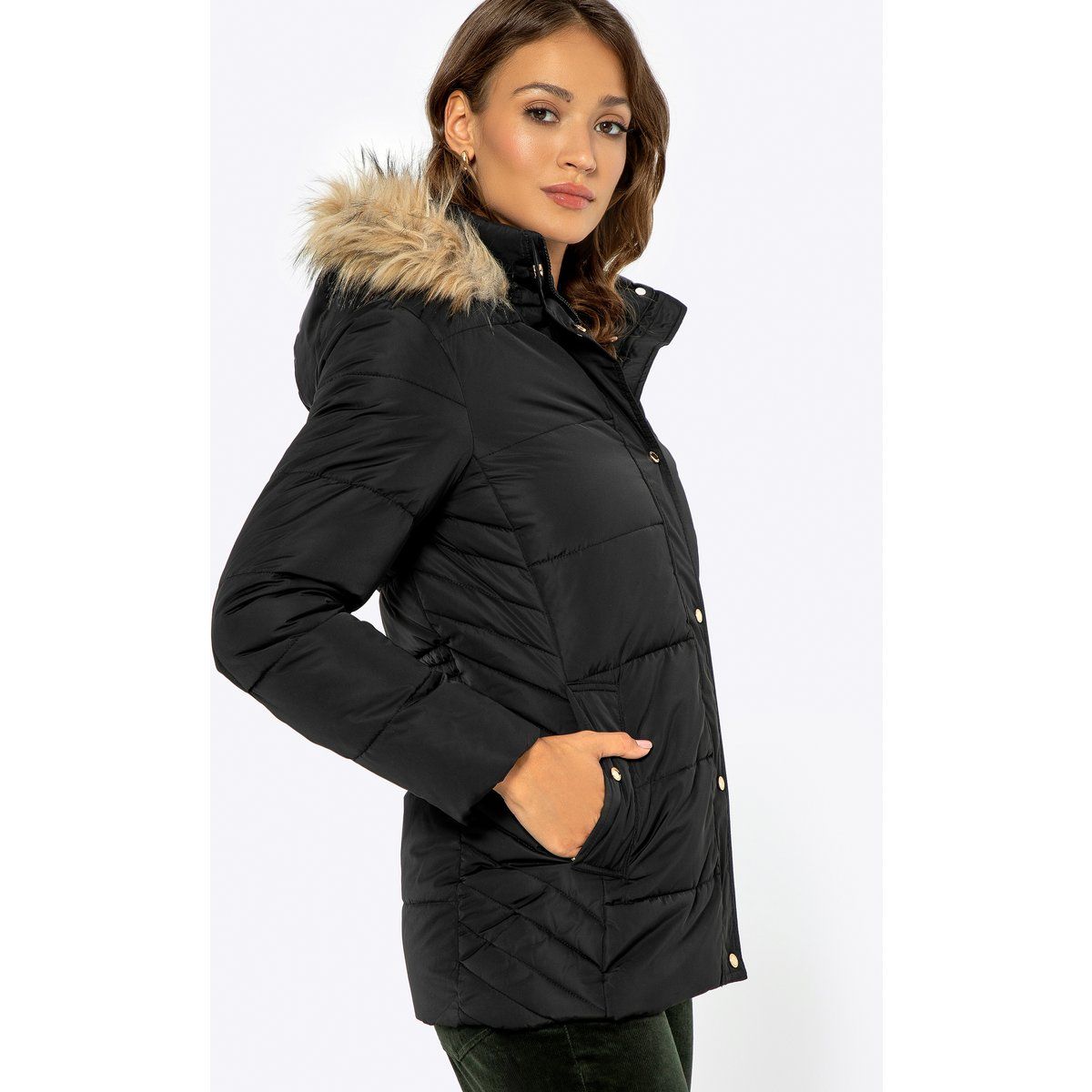 Elegante Steppjacke mit Kunstfellkapuze
