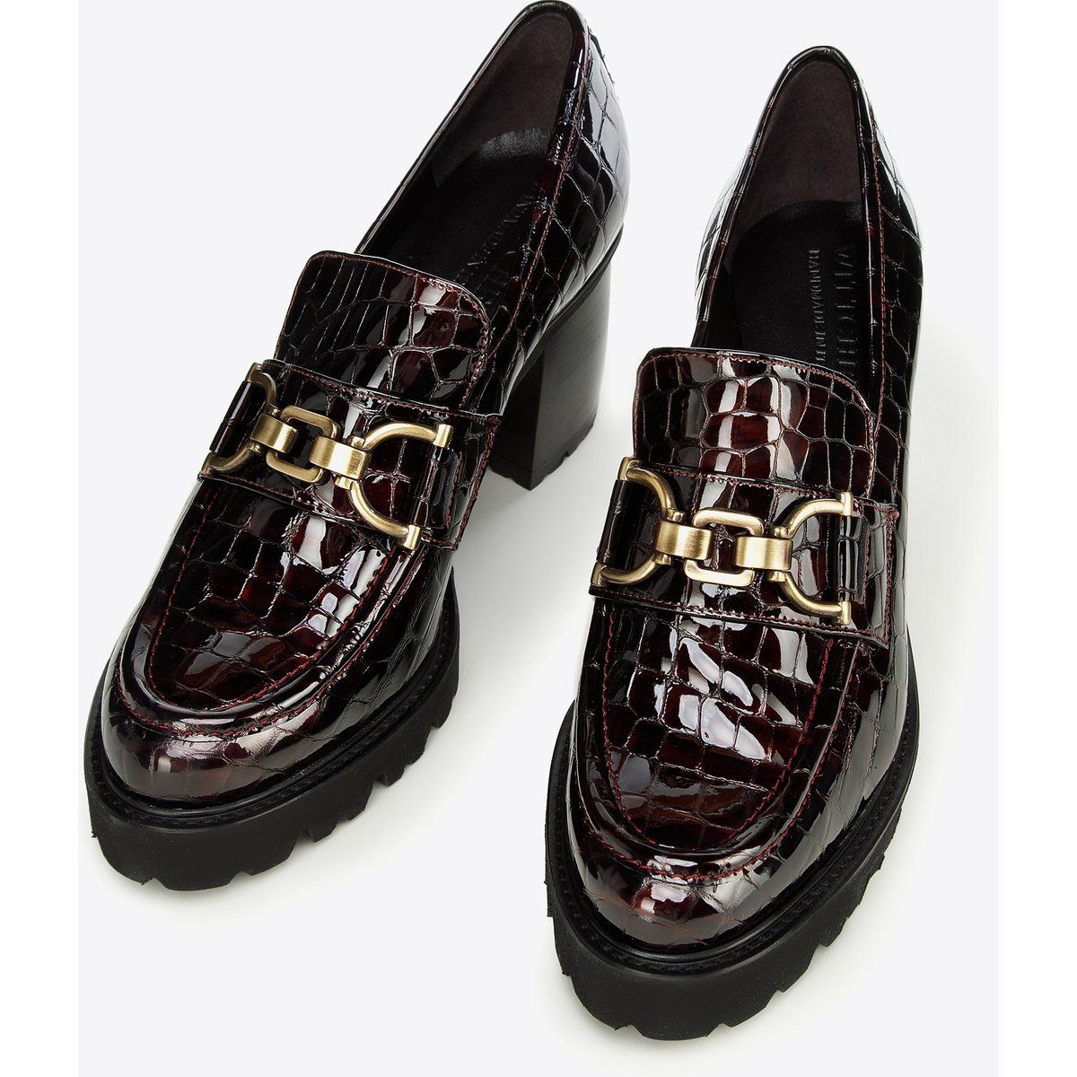 Lackleder-Loafer mit Krokoprägung und Absatz