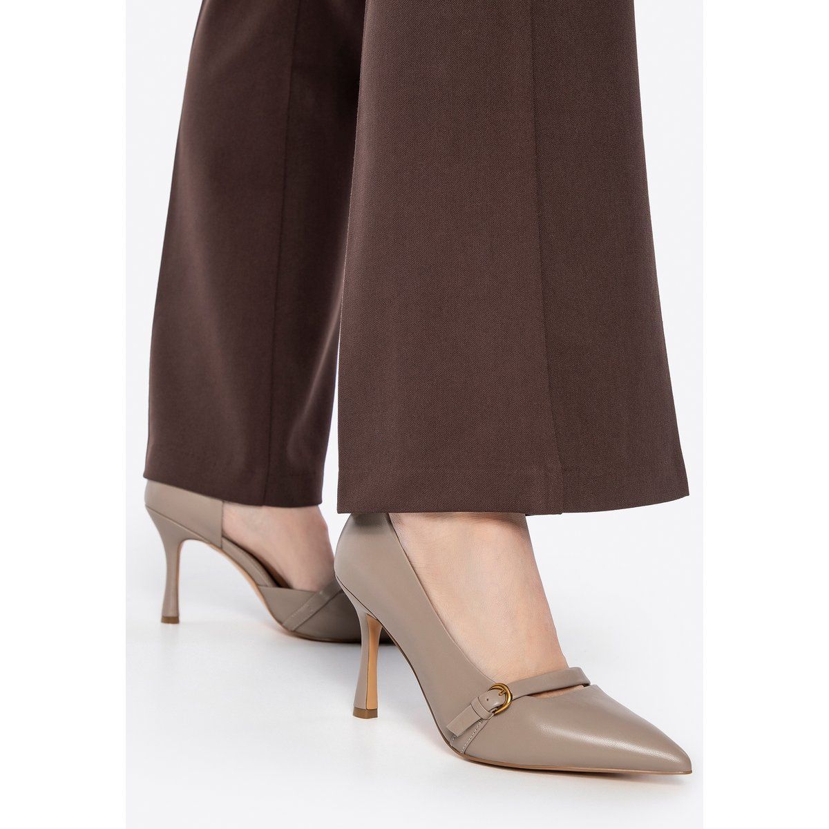 Elegante spitze Pumps mit Riemen