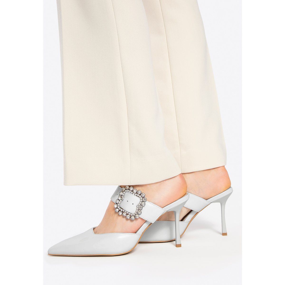 Leder-Mules mit Kristall-Schnalle