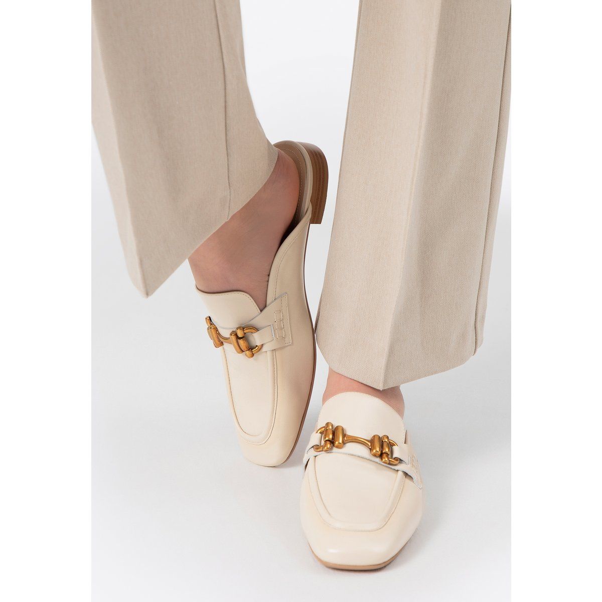 Leder-Mules mit Schnallendetail