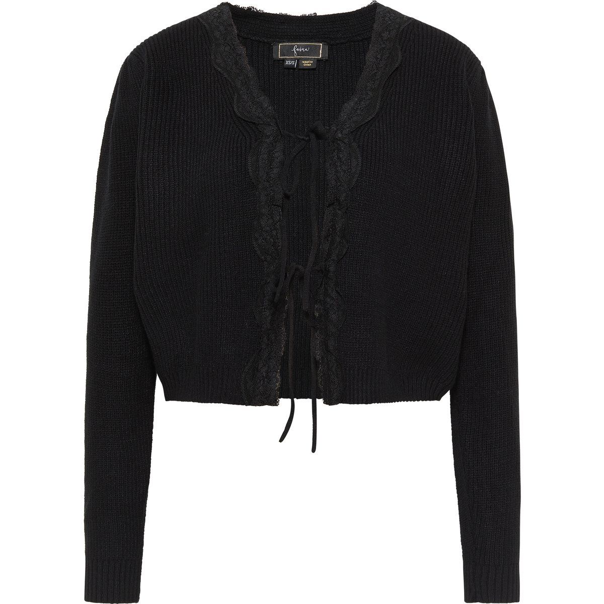 Kurze Strickjacke mit Spitzenbesatz und Bindeband