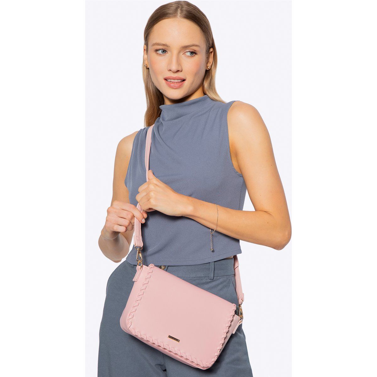 Schultertasche mit Überschlag und Flechtkante