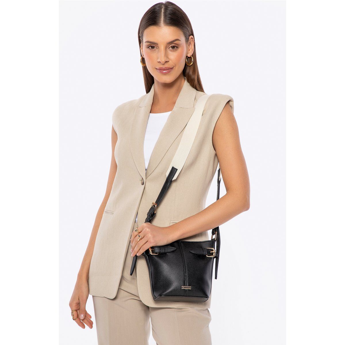 Elegante Beuteltasche mit Kontrastriemen