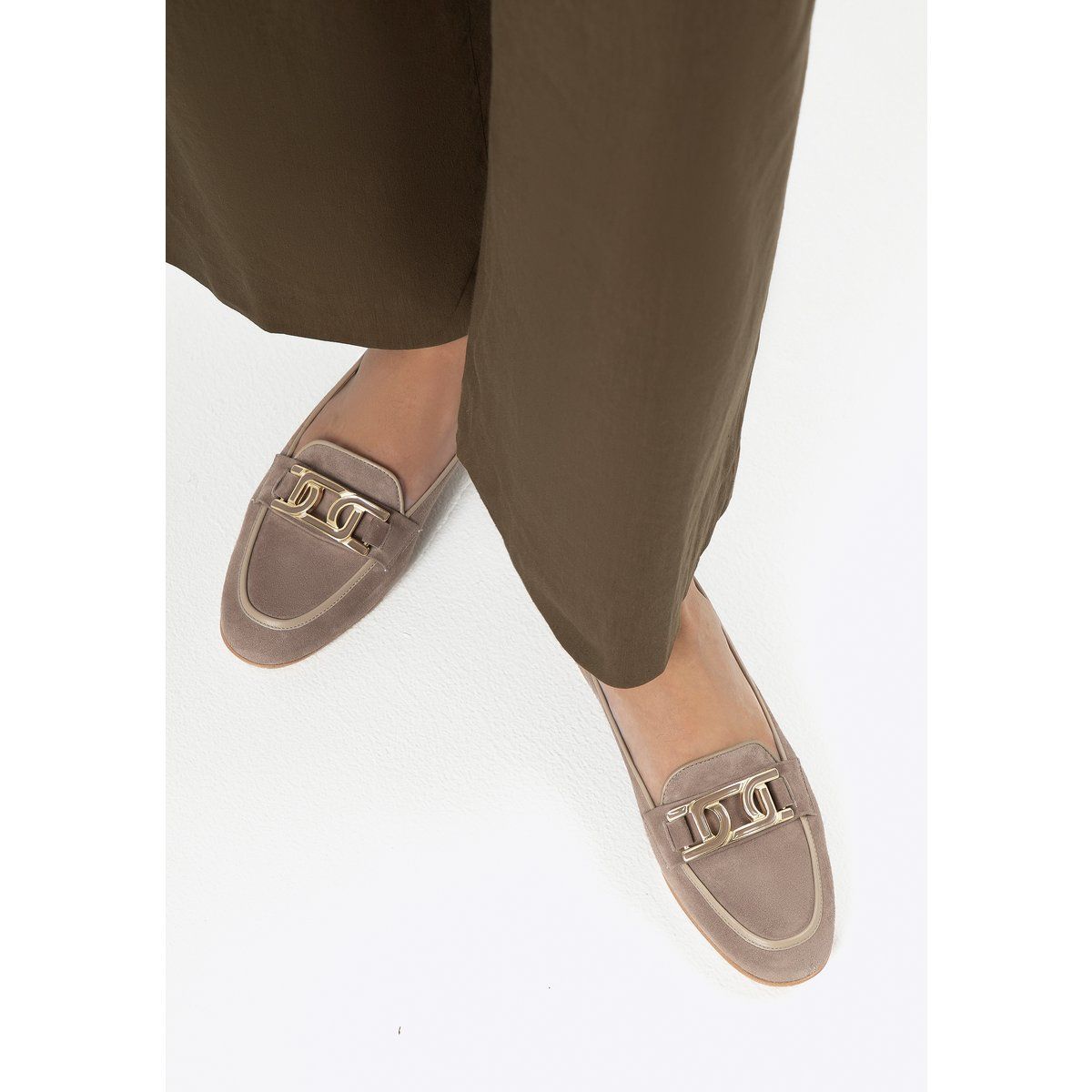 Elegante Slipper aus Wildleder mit Schnalle